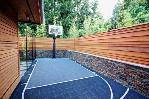 你可能会惊讶地发现什么样的空间可以容纳一个像样的篮球场。这个空间有足够的空间让你练习勾手投篮和罚球。如果你的空间有限，就不要指望拥有一个篮球场。不试一试，你永远不会知道。
