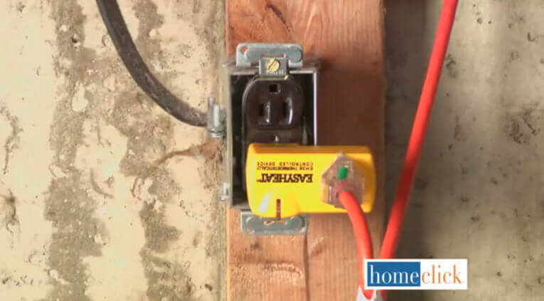 你的管道电缆可以插到恒温器上，恒温器当然是插在电源插座上的。这是一种安全有效的方法，在节省电力的同时防止管道结冰。