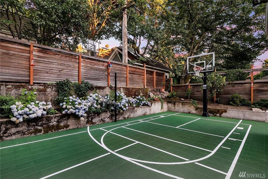 全尺寸绿色地面后院篮球场