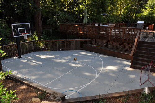 这是一个简单的油漆半场球场，就在这个甲板上。这是一个外出练习篮球技术的绝佳空间。由于这个空间和混凝土结构的简单性，这个球场可以用于篮球以外的多种用途。