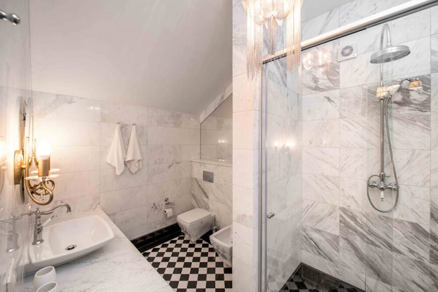 两间浴室中的一间，铺满了天然大理石。光滑的步入式淋浴和容器水槽梳妆台使一个优雅而现代的外观。