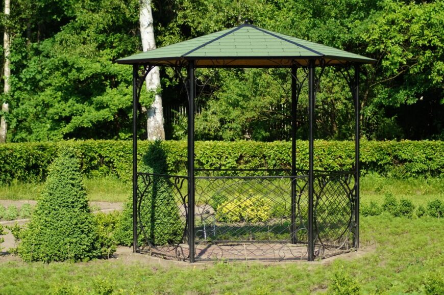 这是一个较小的凉亭，但它有一个坚硬的屋顶和精致的铝制结构。这是一个完美的小花园露台，可以舒适地坐两到三个人。