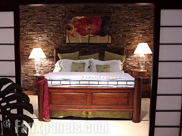 分层的石头作为卧室的强调墙是一种有吸引力的方式，使床成为焦点。床头板或没有床头板，游客会注意到主卧室。