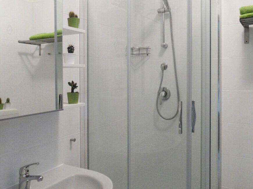 最小的浴室有一个可爱的站立淋浴。这里简单的调色板保持房间的干净和飞溅的活力。