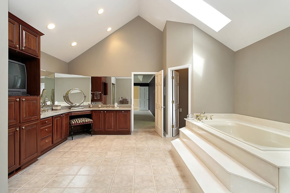 宽敞的现代浴室与丰富的木材