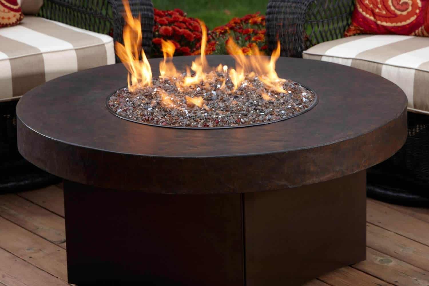 大型圆形棕色金属燃气动力可移动火坑，方形底座和圆形顶部非常适合庭院或后院区域。