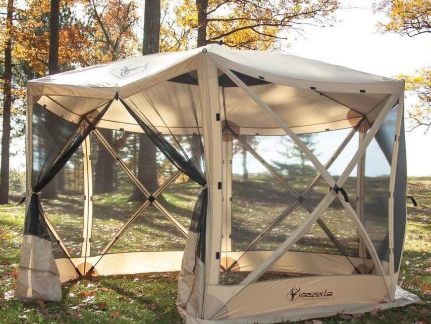 这种弹出式帐篷风格的便携式凉亭是虫子多的日子里你后院的完美补充。它也很容易倒塌，放在卡车或汽车的后面野营!