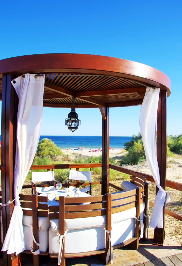 浪漫的凉棚-露台组合俯瞰美丽的海滩和大海。