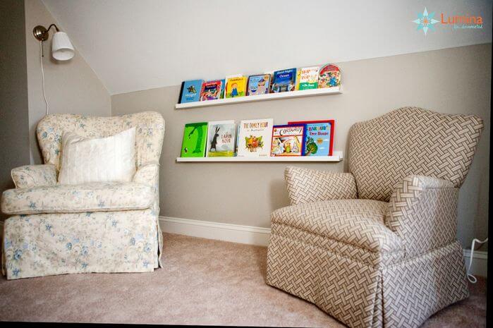 这里的书自豪地陈列在书架上。这个空间有两把舒适的椅子，让孩子们自己坐，如果他们还不能自己阅读，也可以和大人一起坐。
