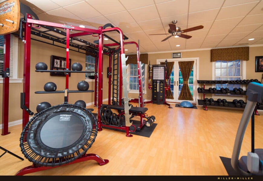 家庭健身房是我们见过的设备最齐全的健身房之一，配备得像专业健身房一样。有直接的露台和广阔的开放式平面图，这是家中一个受欢迎的空间。