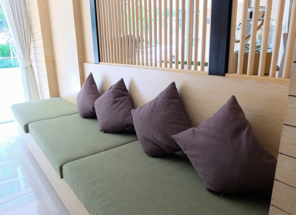 内置沙发的示例，紫色扔枕头形成缓冲的背部。