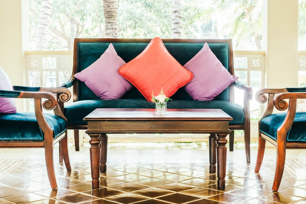 挑剔的沙发设计让人想起蓝色的一个法国宫殿，用2个紫色枕头和1个深橙色扔枕。