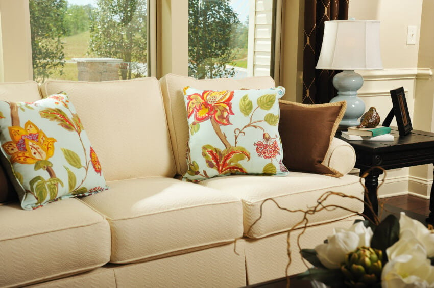 在传统沙发的花卉枕头的例子。