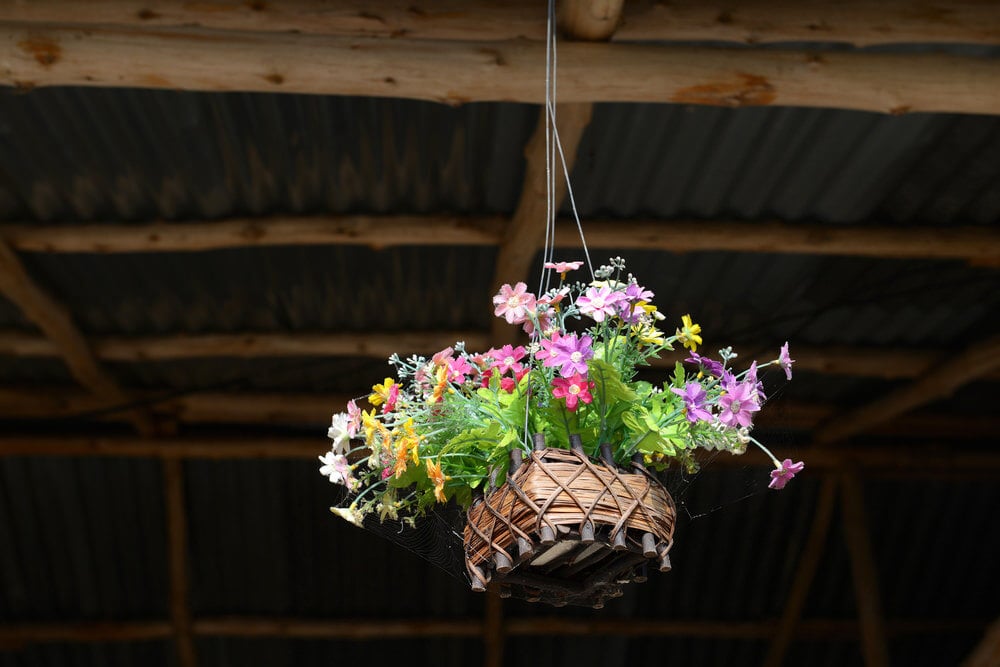 小多彩的花束在定制柳条风格的篮子。