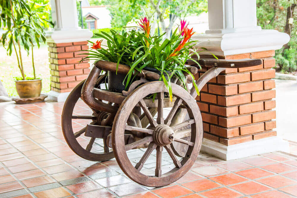 这是一个在阳台上的木制马车花卉花盆的创意。