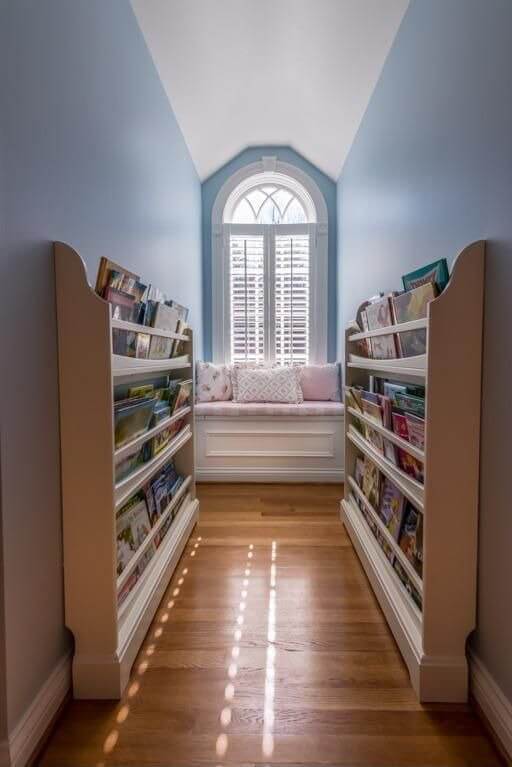 这个空间最初可能没有太多的用途，但被巧妙地变成了一个座位区，有足够的书架空间来展示书籍。这个舒适的阅读角是对空间的创造性利用。