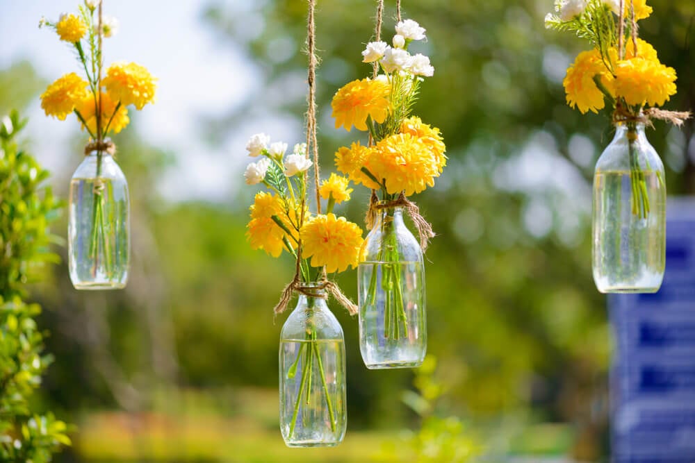 用来装黄色和白色小花束的玻璃罐子。