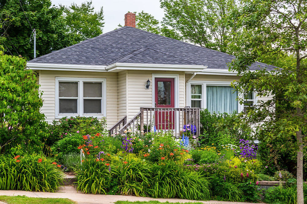 一个简单的美式住宅设计，从木台阶到人行道，到处都是花草景观。