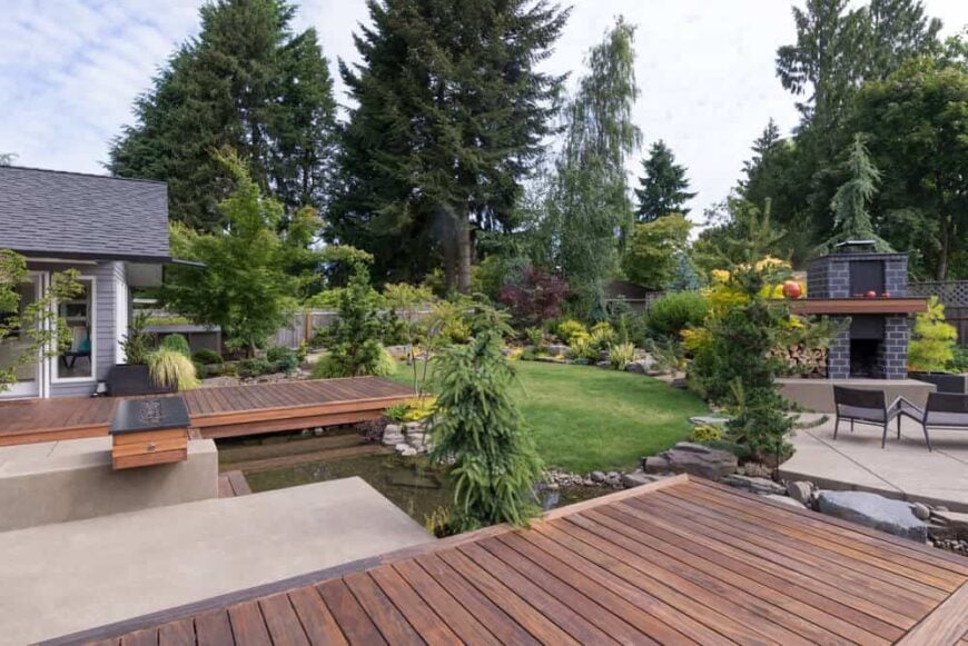这个院子的甲板提供一个现代风格的景观,锐利的边缘和微妙的染色。房子附近开始和运行在一个小院子池塘像座桥。