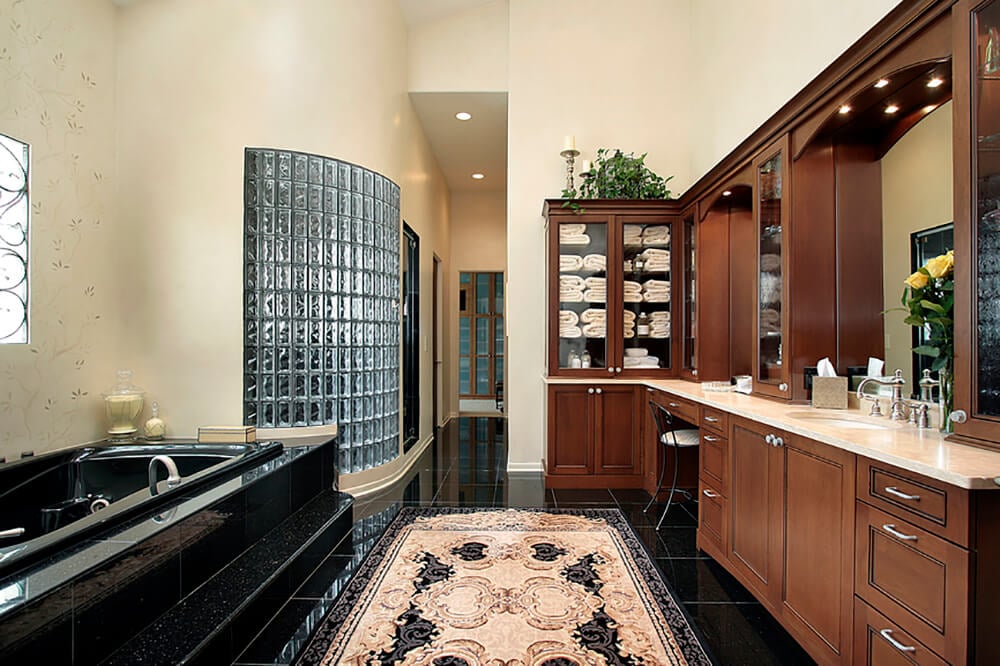 优雅的主浴室，黑色瓷砖和丰富的木材面包车