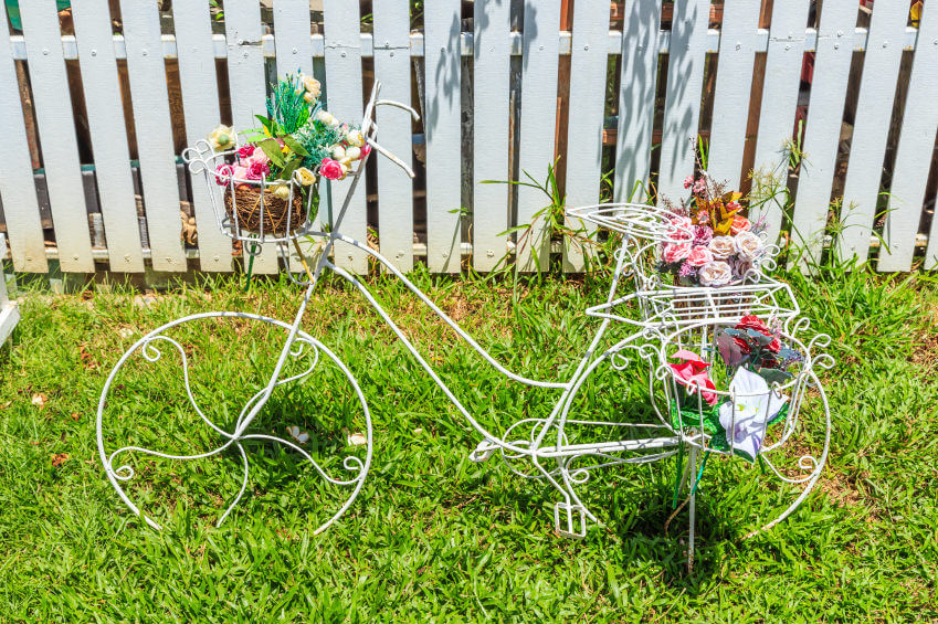 异想天开的白色自行车雕塑与花盆支架。