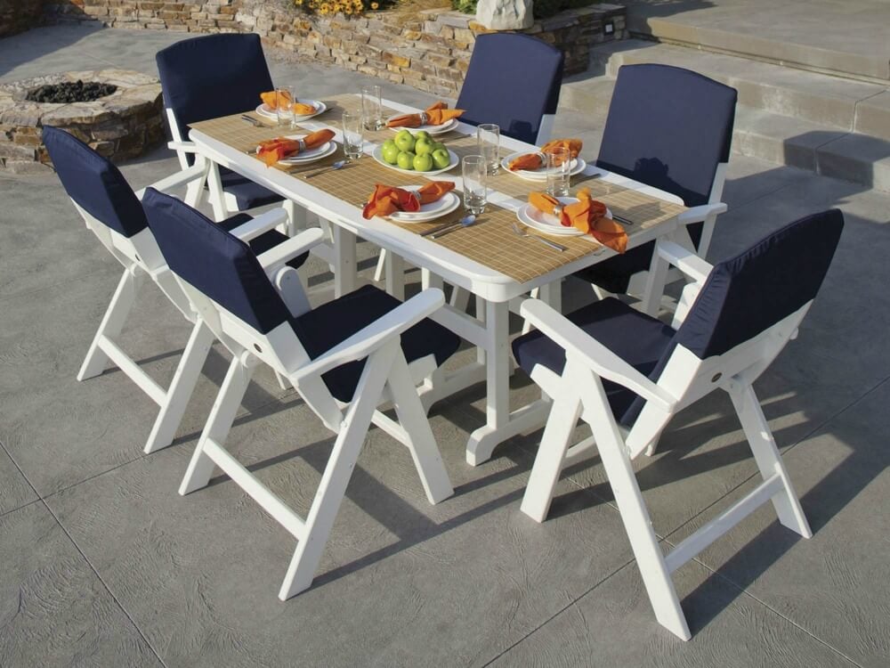 海岸风格的白色和海军蓝露台椅与白色餐桌