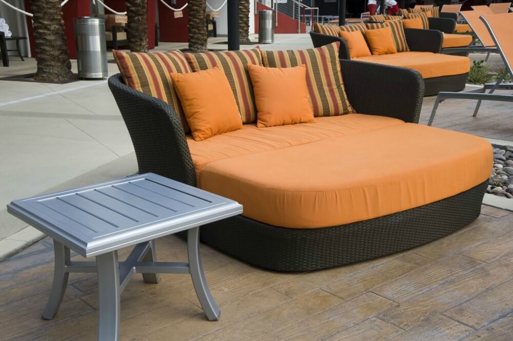 大双人床躺椅露台沙发(深棕色和橙色)