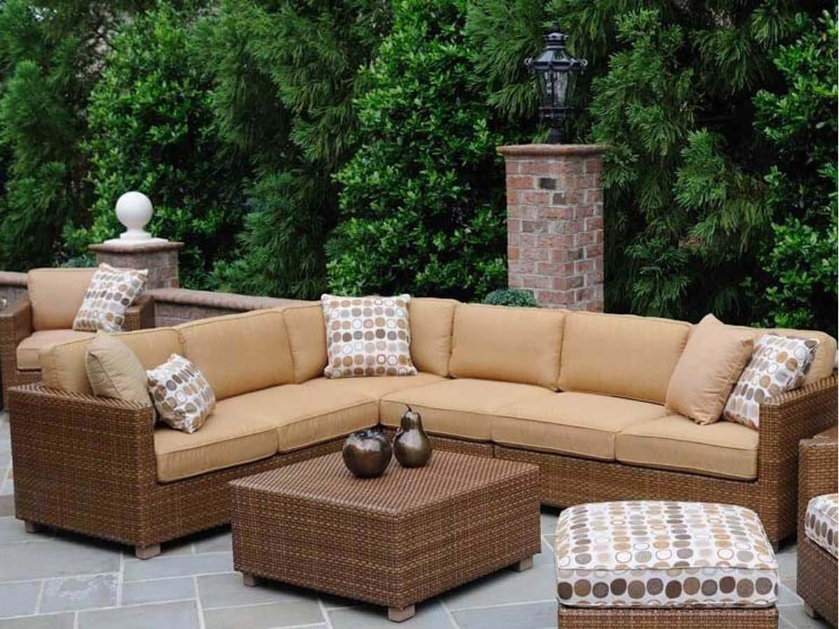 大庭院棕色组合沙发与奥斯曼风格的咖啡桌