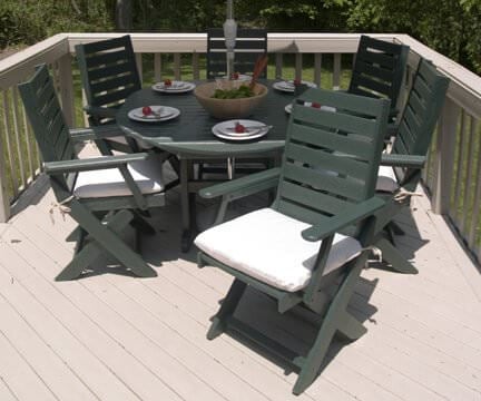 深绿色露台餐厅设置折叠式木椅