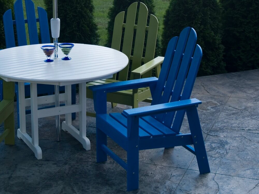 露台餐厅设置白色的桌子和蓝色的木椅子