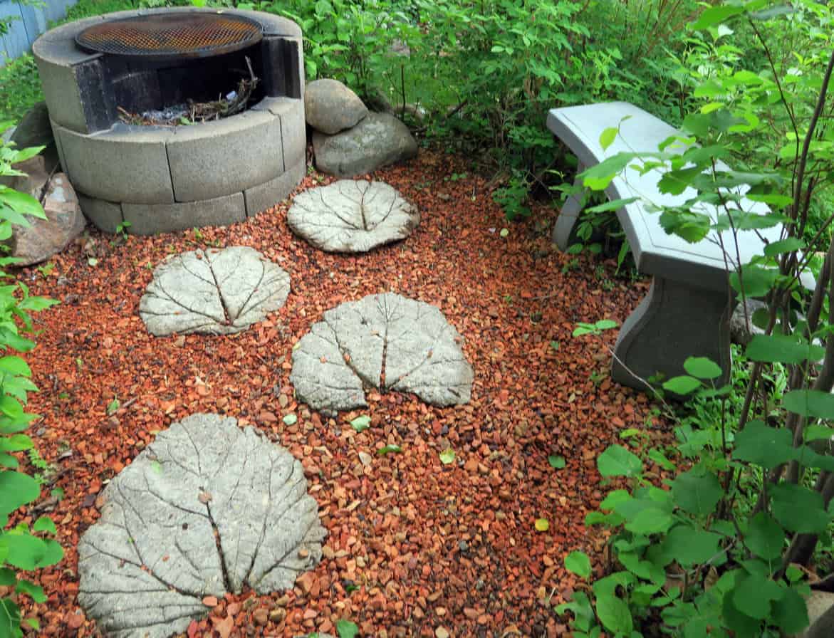 圆形煤渣砖火坑与烧烤覆盖在小花园天井区域。