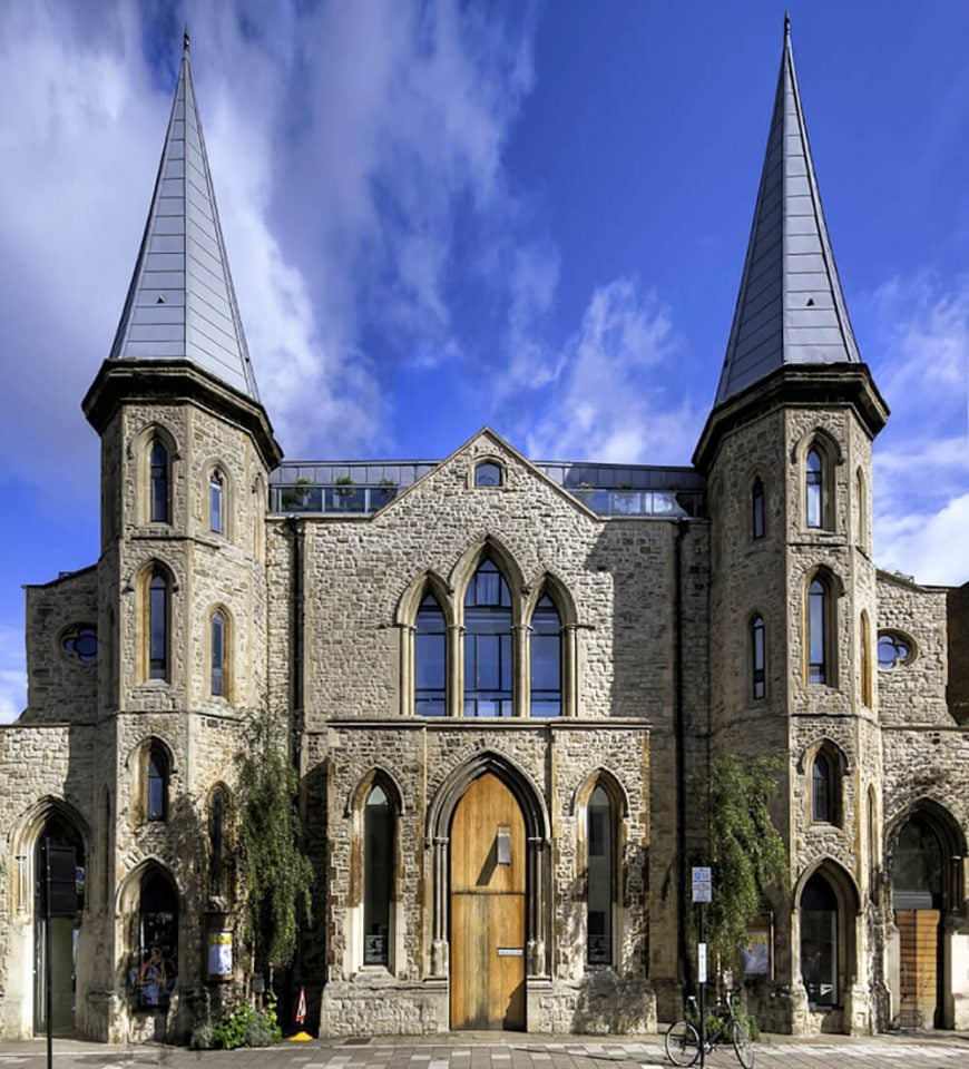 这座华丽建筑的外观是伦敦一座历史悠久的哥特式教堂。这座建筑是对称的，有令人印象深刻的石头特征，比如双炮塔和拱形窗户。