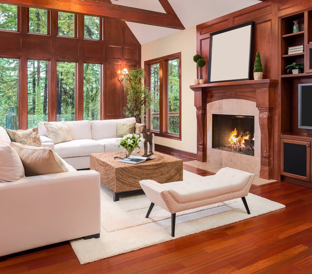 宽敞的客厅以棕色为主题，以白色为基调。它有一个优雅的壁炉和书架。