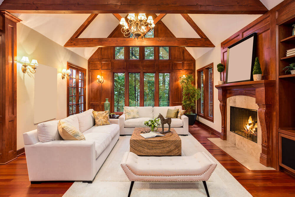 大客厅的特点是到处都是强烈的木材色调。房间提供舒适的座椅和一个大壁炉。