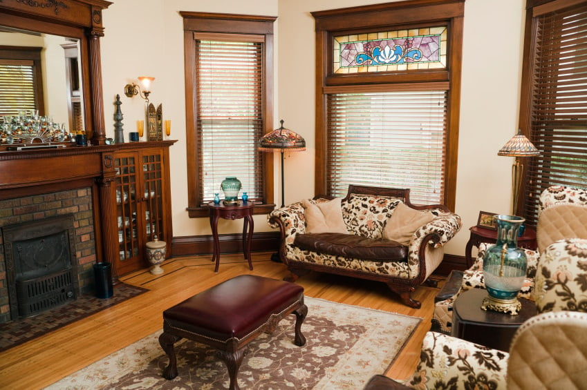 彩色玻璃、装饰性灯罩、花瓶、印花座套和镶木地板，搭配有图案的地毯，让这个房间充满了维多利亚时代的风格。