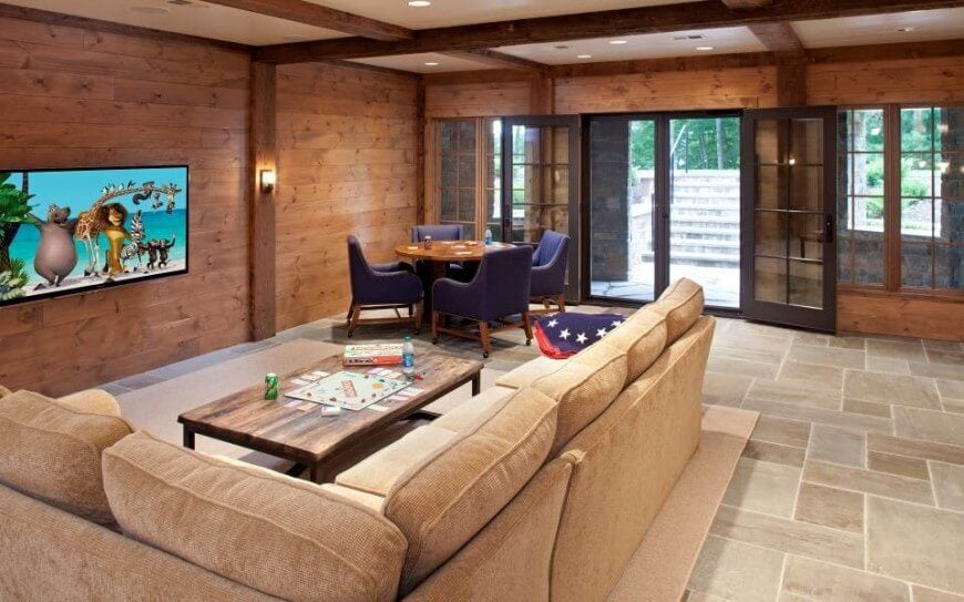 水平的天然木镶板可以为家庭娱乐室锦上添花。