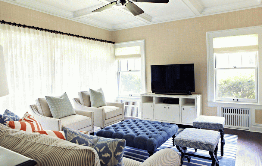 格子天花板为家庭娱乐室增添了优雅，使其可以兼作更正式的客厅。