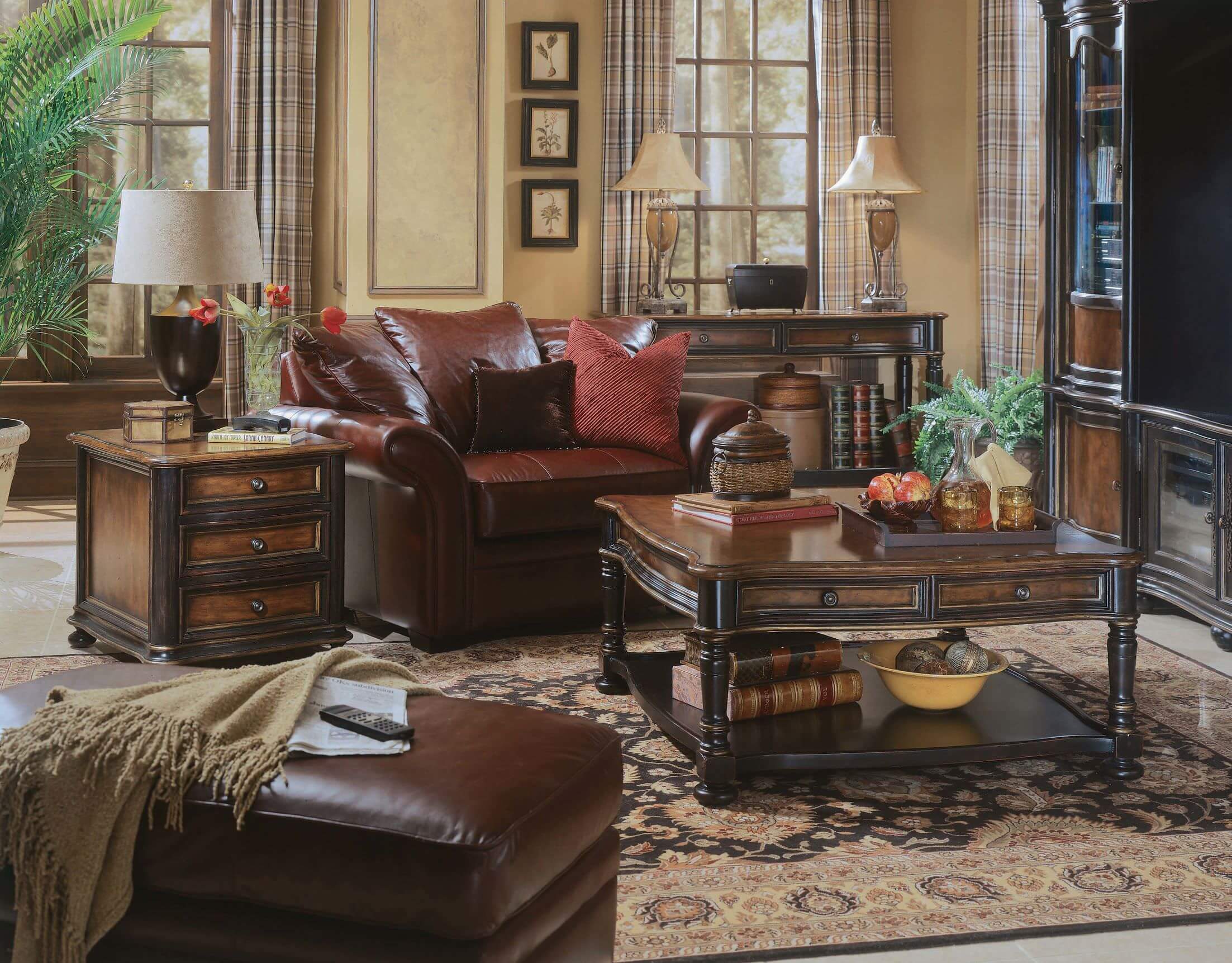 这间客厅以木质基调为特色。房间提供舒适的座椅和一个经典的区域地毯。