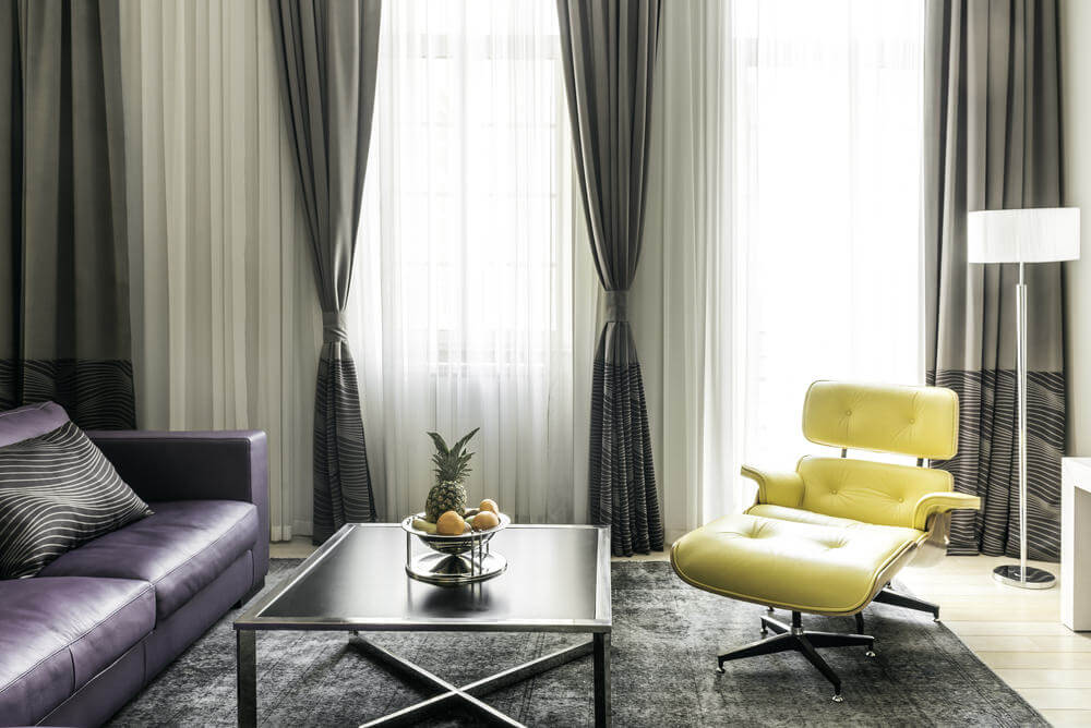 近距离看客厅里的黄色椅子和漂亮的窗帘。