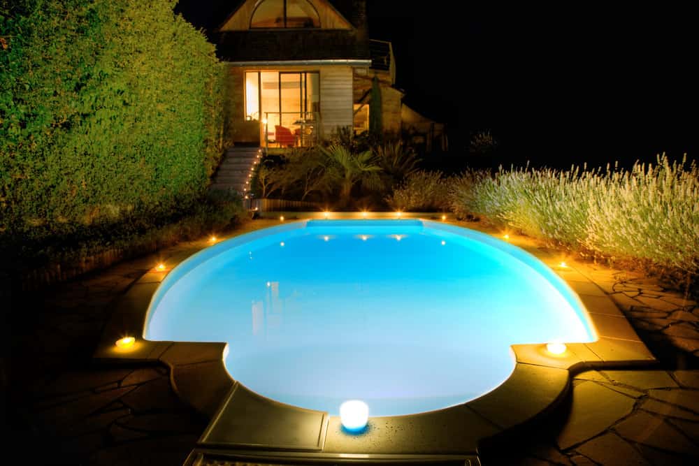 室外泳池在夜间亮起
