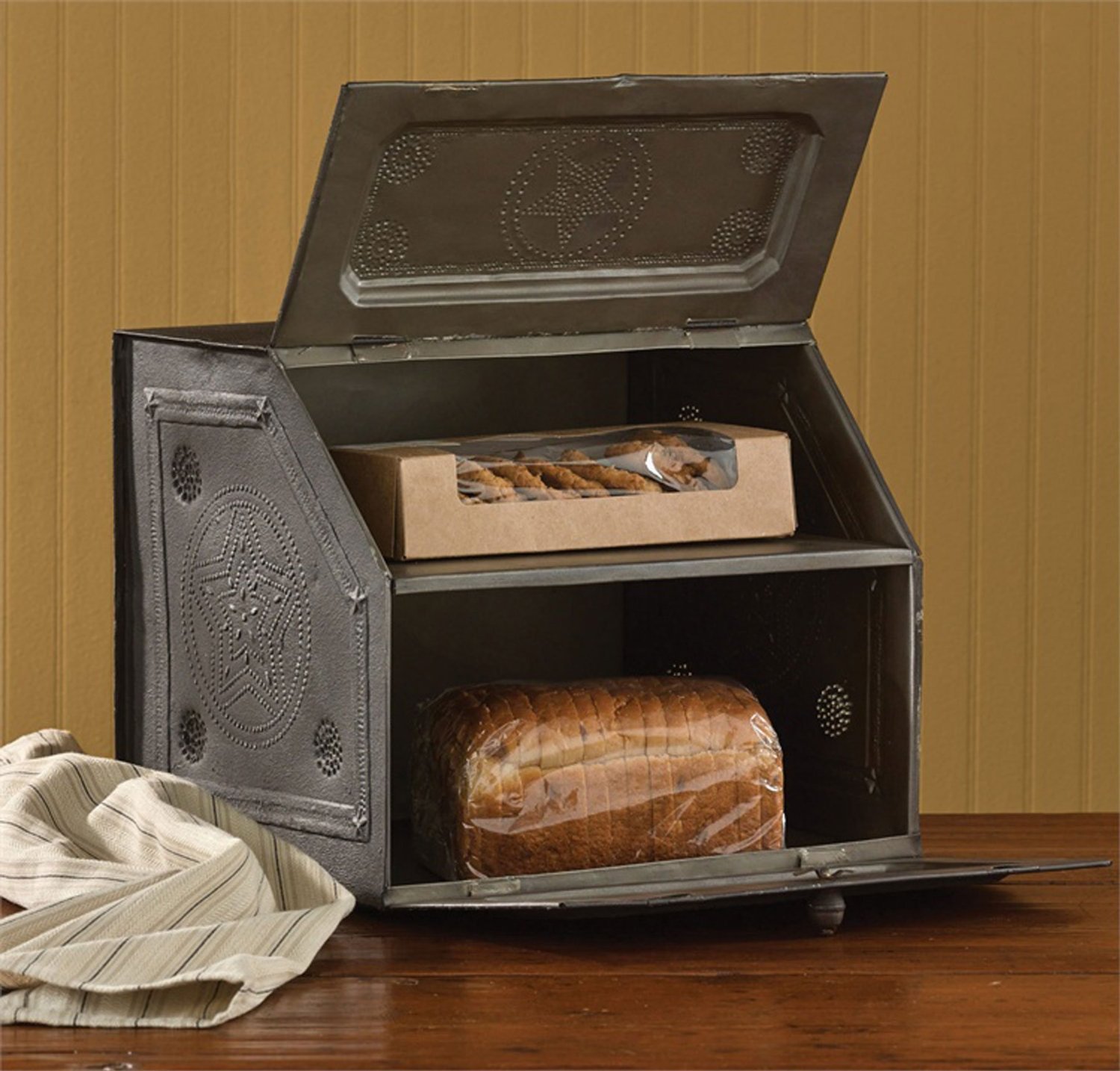 这个古色古香的锡制面包盒，会给你的厨房带来一种质朴的感觉。它有两个架子，这也让你可以选择把它当作一个组织者。