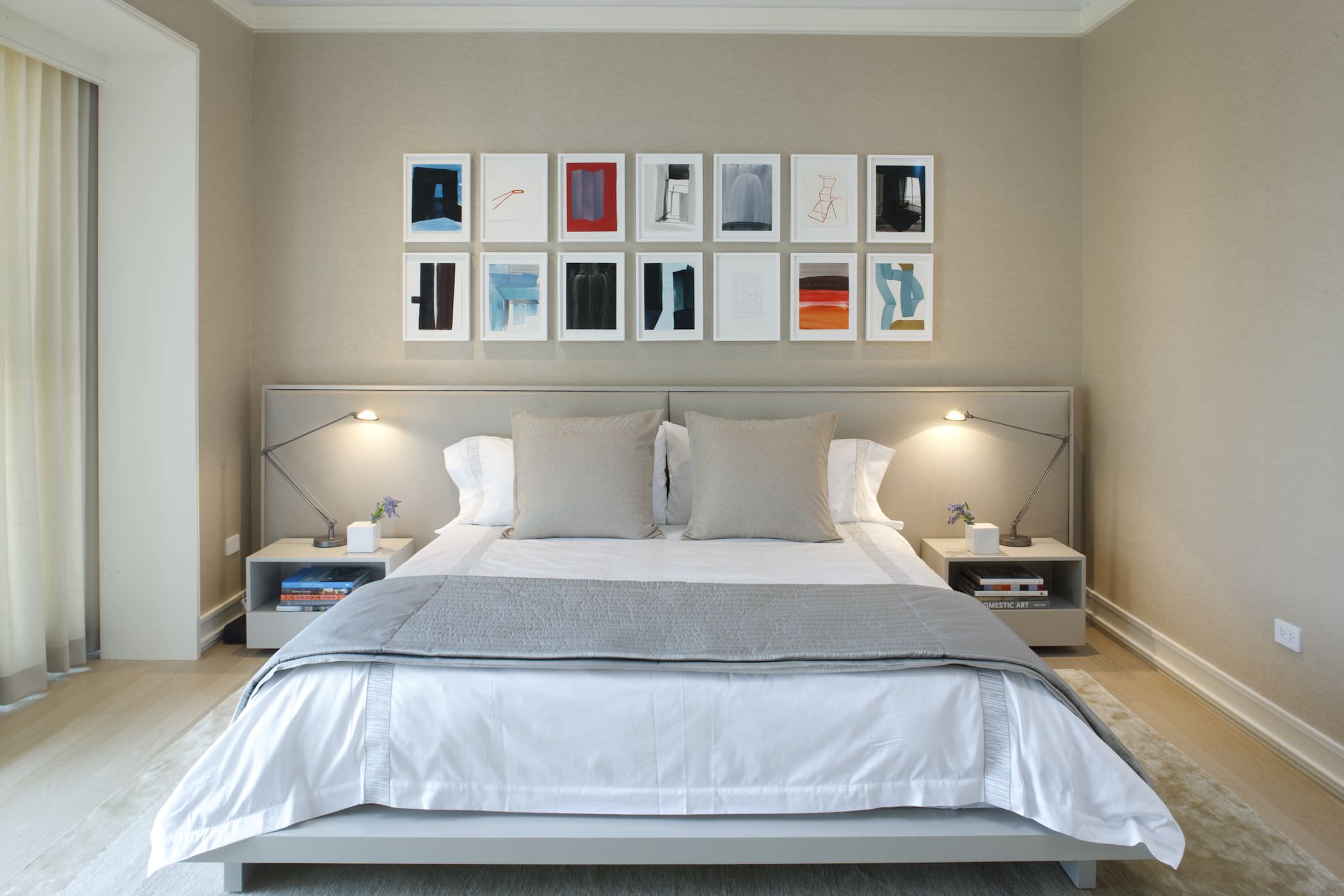 较低的床创造了更多的空间，给人一种更大的主卧室的印象。