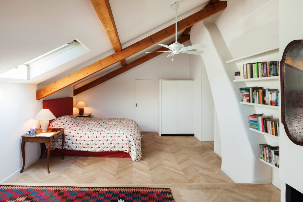 如果你的卧室天花板是倾斜的，把床头放在天花板最低的地方是个好主意。