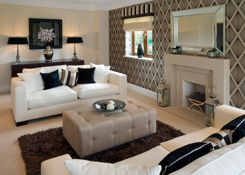 考虑到客厅的温暖色调，一对白色软垫沙发增加了一点色调。在他们之间是一个厚厚的毛皮地毯和一个软脚凳。