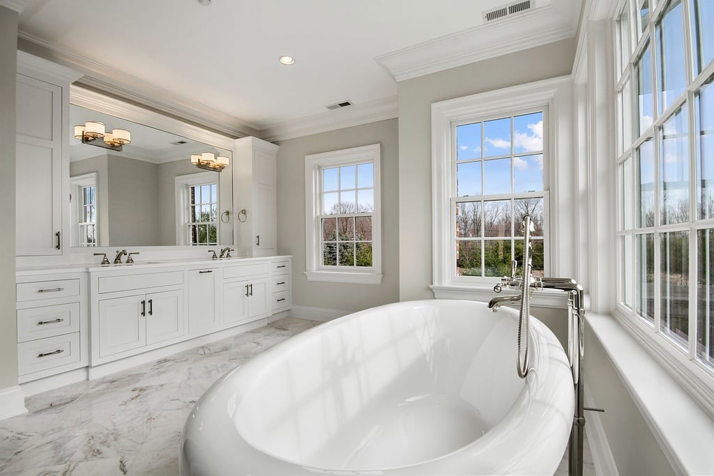浴室与传统的白色框架窗户包裹着浴缸