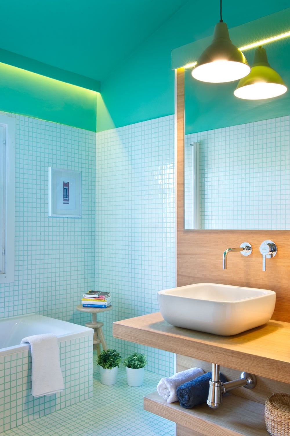 小块瓷砖生动地连接在一起，形成了整个浴室的地板和墙壁。一个舒适的浴缸很好用，一个实用的木凳放你的书，水槽下面的架子放洗漱用品和毛巾，方便你。