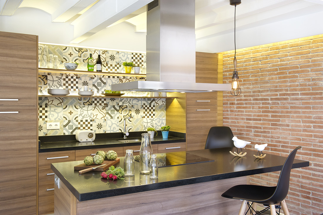 轻橡木或枫木橱柜和桌子与花岗岩厨房柜台看起来美妙的柔软和简单的设计。