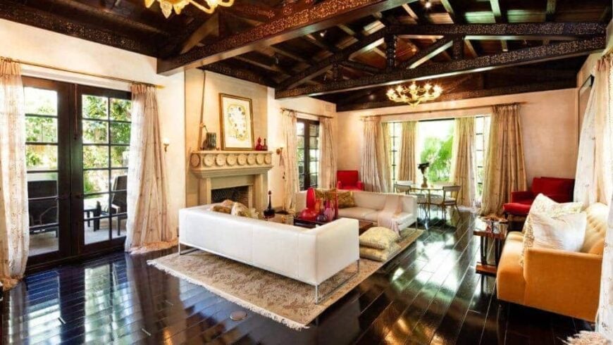 大的正式客厅，抛光的硬木地板和露出横梁的木天花板。