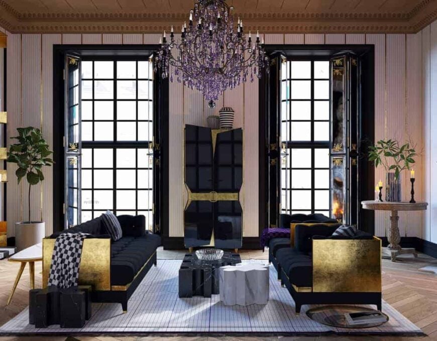 这栋房子的客厅顶部有一盏不拘一格的紫色水晶枝形吊灯，悬挂在土褐色天花板的中央，两扇带有黑色框架和黑色折叠罩的高窗户使灯光更加明亮。