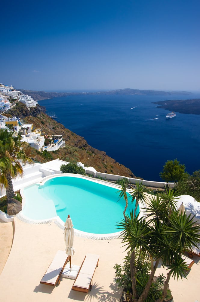 这是一个游泳池，这里的景色比游泳池更壮观。露台上的小泳池俯瞰地中海。